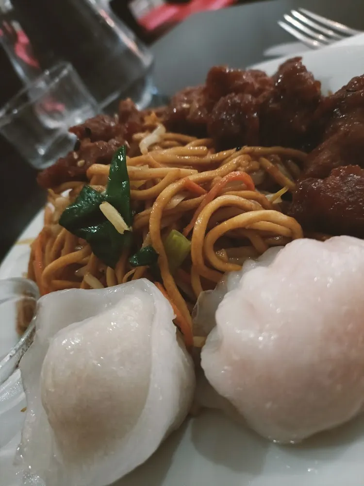 Raviolis Vapeur Nouilles Sautées Et Porc Au Caramel